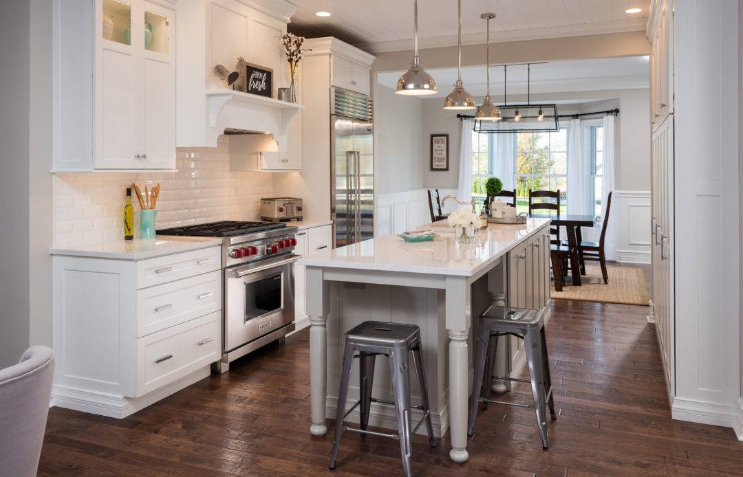 white modern farmhouse kitchen